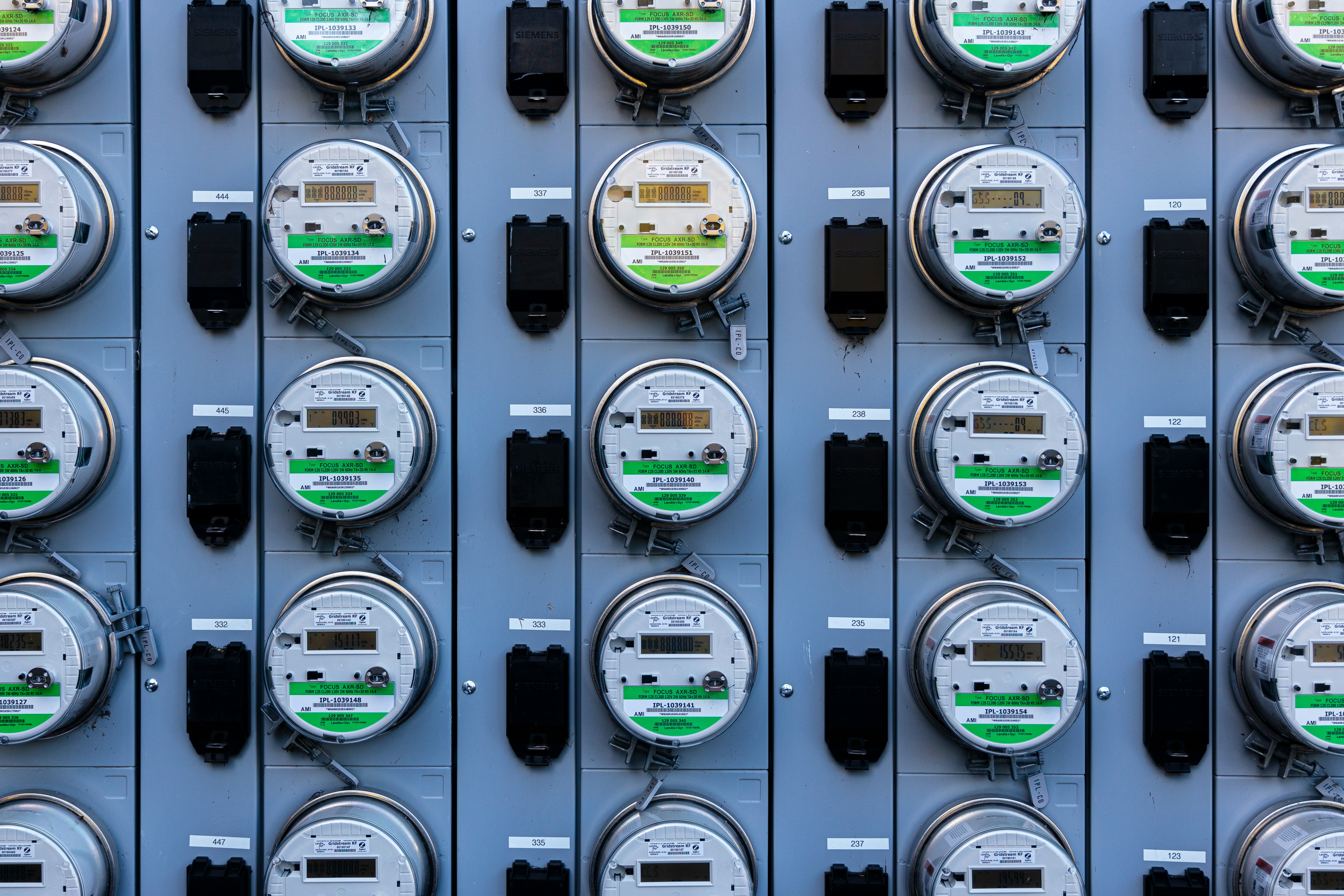 Poraba elektrike po urah: kje izgubljate denar